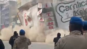 Depremde 4 katlı iş merkezi böyle çöktü