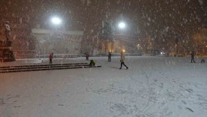 Malatya'ya lapa lapa kar yağdı