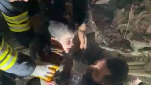 Üç yaşındaki Miran, 22 saat sonra enkazdan sağ kurtuldu