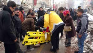 Yakınının enkazdan çıkarılan cenazesini görünce bayıldı