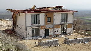 Fay hattı üzerine yapılan milyonluk ev kağıt gibi dağıldı 