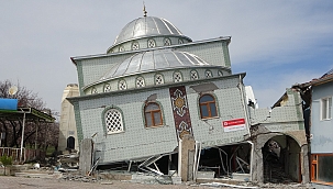İlk depremde minaresi, ikincisinde kendisi yıkılan cami yan yattı 