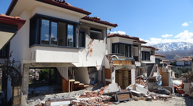 Milyonluk villalar depremde kağıt gibi dağıldı 