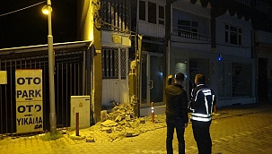 Ağır hasarlı binadaki göçük paniğe neden oldu 