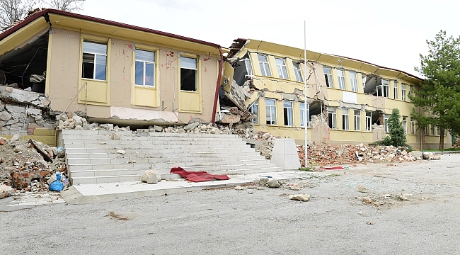 Depremde yan yatan bina müze yapılacak 