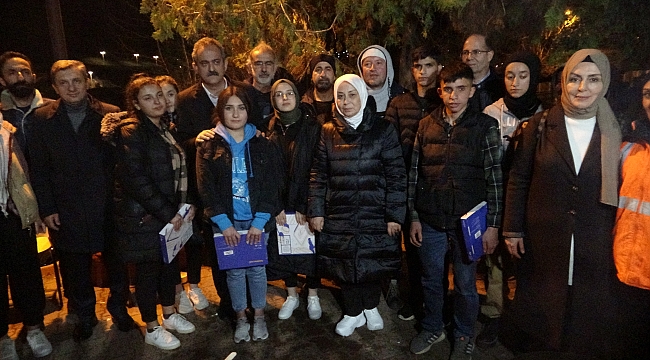 Depremzede öğrencilerden Bakan Özer'e türkülü karşılama 