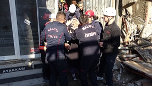 Malatya'da 5 katlı çöktü: Yan binada mahsur kalan 4 kişiyi itfaiye kurtardı 