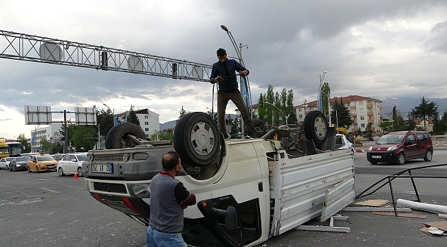 Malatya'da iki kamyonet çarpıştı: 3 yaralı 