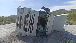 Devrilen tırın sürücüsü yaralandı 