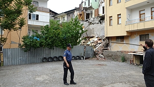 "Hasarlı bina çöktü" ihbarı polisi alarma geçirdi 