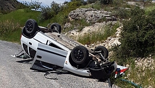 Kayaya çarpan otomobil devrilip ters döndü: 1 yaralı 