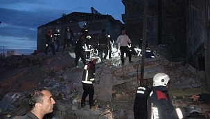Malatya'da 3 katlı ağır hasarlı bina çöktü: 1 kişi öldü 