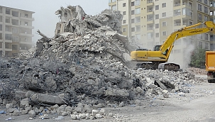 Malatya'da ağır hasarlı binaların yıkımı devam ediyor 