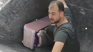 Yıkılan evinin enkazında kalan milyonluk altınları böyle kurtardı 