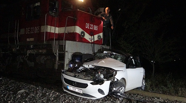 Yolcu treni hemzemin geçitte otomobile çarptı: 1 ölü 