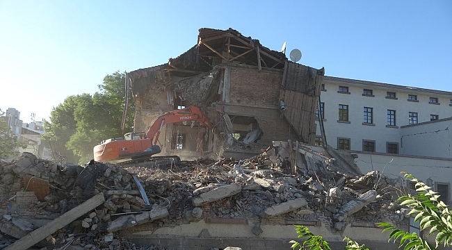 Depremde hasar alan valilik binası yıkılıyor 