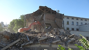 Depremde hasar alan valilik binası yıkılıyor 