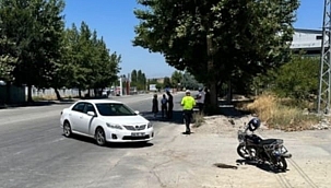 Otomobil ile motosiklet çarpıştı 