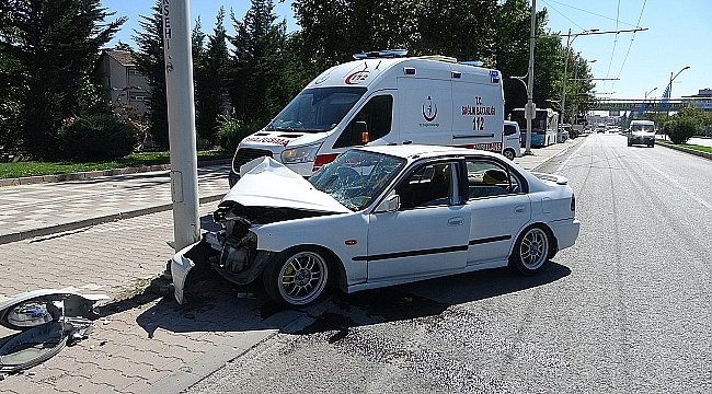 Aydınlatma direğine çarpan araç hurdaya döndü 