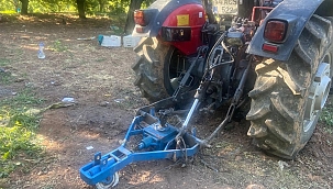 Devrilen traktörün altında feci ölüm 