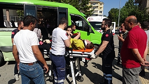 Minibüslerin çarpıştığı kazada can pazarı 