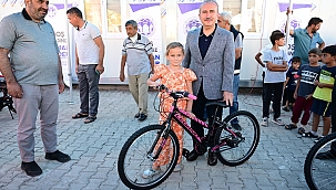 Battalgazi'de depremzede çocuklara bisiklet hediye edildi 
