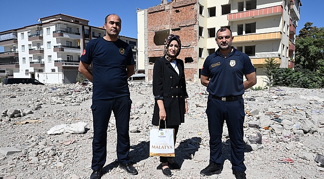 Depremde yıkılan binanın enkazında bulunan eşyaların teslim edildiği genç kadın duygusal anlar yaşadı 