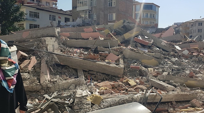 Yıkımı yapılan ağır hasarlı bina sağlam binaya zarar verdi 