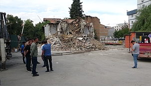 Malatya'da ağır hasarlı bina çöktü 