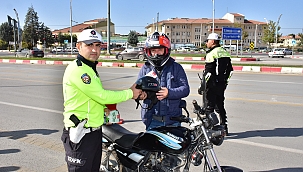 Malatya'da motosiklet sürücülerine ücretsiz kask dağıtıldı 