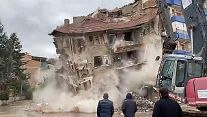 Ağır hasarlı bina saniyeler içerisinde yıkıldı 