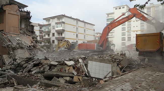 Ağır hasarlı binaların yıkımı sürüyor