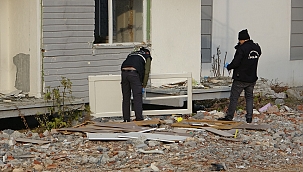 Ağır hasarlı binada söktüğü kapı ile 4. kattan aşığı düştü 