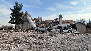 Ağır hasarlı yapıların yıkımı sürüyor
