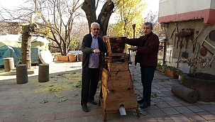 Asırlık ahşap bulgur makinesine gözü gibi bakıyor 