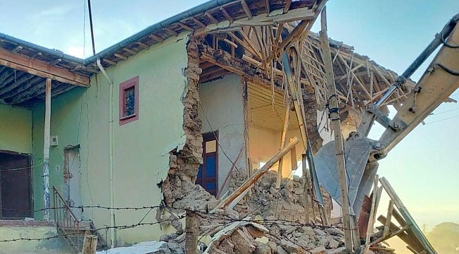 Yazıhan'daki ağır hasarlı evler yıkılıyor 