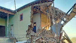 Yazıhan'daki ağır hasarlı evler yıkılıyor 