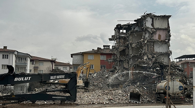 Ağır hasarlı binaların yıkımları sürüyor 