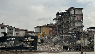 Ağır hasarlı binaların yıkımları sürüyor 