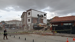 Akçadağ'da ağır hasarlı binaların yıkımlarında sona gelinde 