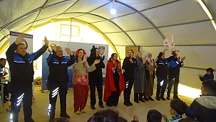 Depremzede çocuklara polislerden moral tiyatrosu 