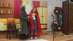 Polis tiyatrosu çocuklar için sahne aldı 