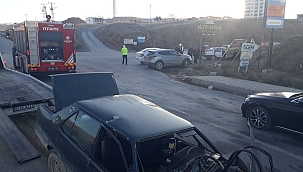 Üç aracın karıştığı kazada: 1 kişi yaralandı 