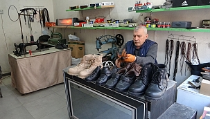 Depremzede ustalar ayakta kalmak için direniyor 