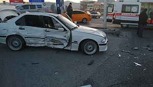 İki aracın karıştığı kazada 1 kişi yaralandı 