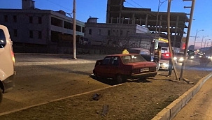 Kontrolden çıkan otomobil refüje çarptı 