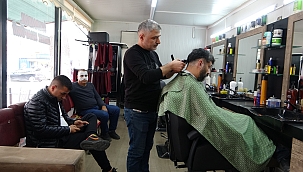 Depremde iş yeri yıkılan 40 yıllık berber mesleğini konteynerde sürdürüyor 