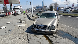 Kontrolden çıkan otomobil akaryakıt istasyonuna daldı 