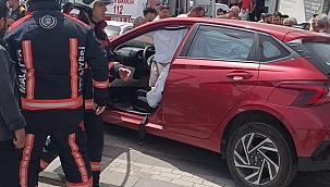 Otomobil kaldırımda yürüyenlerin arasına daldı: 1 yaralı 