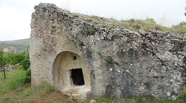 2 bin yıllık kaya mezarları görenleri şaşırtıyor 